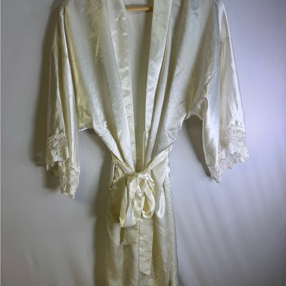 Vintage Elegant Cream Lace Trim Robe - Picture 1 of 5